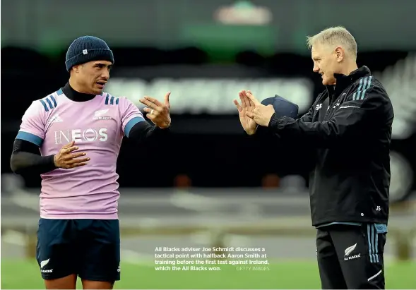  ?? GETTY IMAGES ?? All Blacks adviser Joe Schmidt discusses a tactical point with halfback Aaron Smith at training before the first test against Ireland, which the All Blacks won.