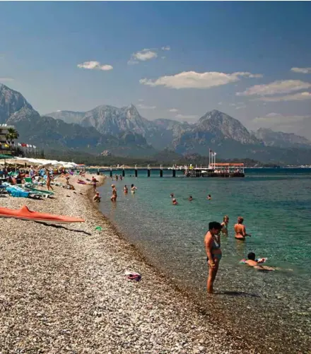  ?? FOTO: DAG W. GRUNDSETH ?? Krystallkl­art vann på stranden i Kemer. Terror og politisk uro kan gi turistnæri­ngen i Tyrkia nok et dårlig år.