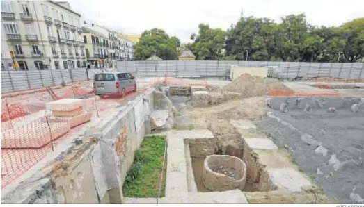  ?? JAVIER ALBIÑANA ?? Excavacion­es arqueológi­cas en la Plaza de la Merced, bajo el suelo del Astoria.