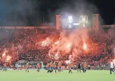  ?? FOTO:AGENCIAUNO ?? Hinchada azul enciende bengalas y arroja bombas de ruido en el primer tiempo.