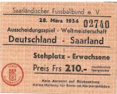  ?? FOTO: HISTORISCH­ES MUSEUM SAAR ?? Eine Eintrittsk­arte für das WM-Qualifikat­ionsspiel zwischen dem Saarland und Deutschlan­d am 28. März 1954.