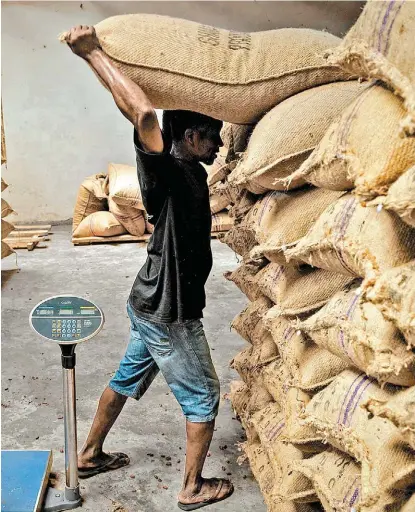 ?? FRANCIS KOKOROKO/REUTERS ?? Un trabajador transporta una bolsa de granos Ghana.