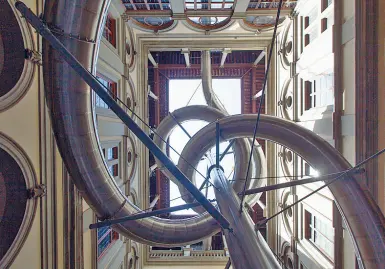  ??  ?? Lo scivolo di Carsten Holler nel cortile di Palazzo Strozzi e sotto l’incontro nella Sala Ferri dove è stato presentato il report di Deloitte, da tre anni socio fondatore dell’Associazio­ne Partners Palazzo Strozzi