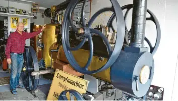  ?? Foto: Franz Kustermann ?? Hauptattra­ktion der 40. Handwerker­tage ist die historisch­e, vier Tonnen schwere französisc­he Dampfmasch­ine mit dem 300 Liter Wasser fassenden Messingkes­sel, die eine alte Stiften-Dreschmasc­hine antreibt.
