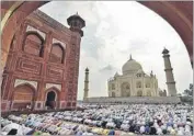  ?? REUTERS PHOTO ?? From Gujarat to Jammu, Mizoram to Agra (pictured above) and Kashmir to Kerala, Muslim population­s celebrated the festival by offering prayers and exchanging greetings.