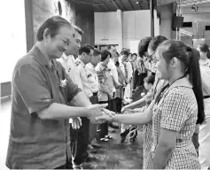  ??  ?? Stephen Wong (left) presenting a donation to a recipient at the Hakka Hall yesterday.