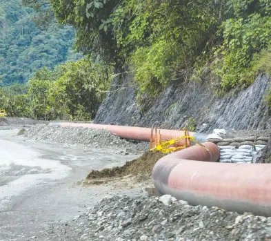  ?? IVAN CASTANEIRA / AMAZON WATCH / HANDOUT VIA REUTERS FILES ?? Oil pipelines in El Reventador, Ecuador, a country where the oil industry insists that taking care of the environmen­t
and maintainin­g a good relationsh­ip with people living in its operationa­l areas is a priority.