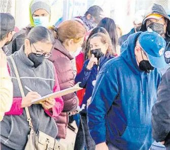  ?? GERARDO AGUIRRE ?? Desde las 9:00 a.m. se empieza a ver la fila para el examen