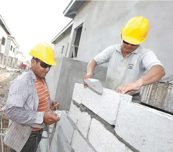  ??  ?? »Entre el personal técnico que las empresas del sector demandan se encuentran los albañiles.