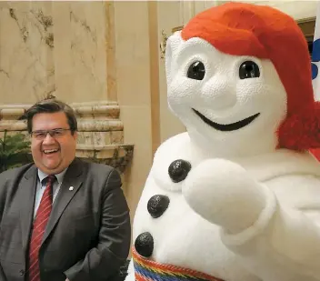  ??  ?? En marge d’une rencontre avec Bonhomme Carnaval à Montréal, le maire Denis Coderre a indiqué qu’il était «très sensible» à la gestion des heures supplément­aires.