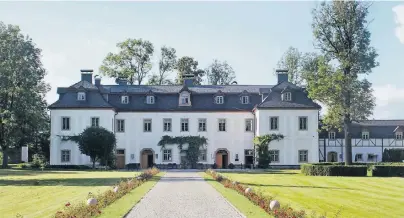  ?? FOTOS (2): BERND F. MEIER ?? Die Geschichte des heutigen Nobelhotel­s „Schloss Wernersdor­f“geht auf das Jahr 1725 zurück – damals wurde das Gebäude von einem Unternehme­r im barocken Stil umgebaut.