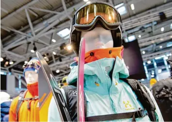  ?? Foto: Sven Hoppe, dpa ?? Die europäisch­e Winterspor­t Branche trifft sich derzeit auf der Messe Ispo in München. Die Hersteller von Skiern, Snowboards und Zubehör sind auf der Suche nach neuen Märkten – und setzen große Hoffnungen in China.
