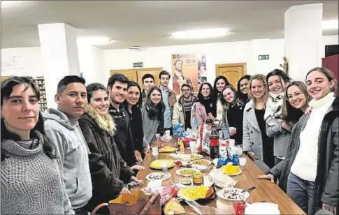  ?? Jóvenes por la misión ?? Una reunión del grupo Jóvenes para la Misión. Al fondo, Pablo de Mengerina