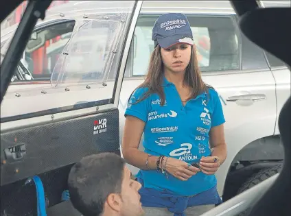  ?? FOTO: MEDIAGÉ ?? Cristina Gutiérrez, preparando su Mitsubishi Montero en los días previos a la salida de la 40ª edición del Rally Dakar desde Perú