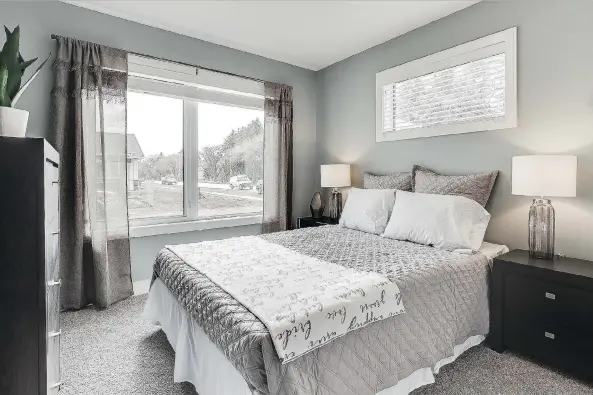  ?? PHOTOS: SCOTT PROKOP PHOTOGRAPH­Y ?? Highlander Ridge II townhomes have two spacious bedrooms on the main floor with large windows.