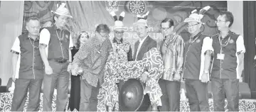  ??  ?? Abg Johari (third left) hits the gong to close the symposium. Also seen are (from left) Antonio, Dennis, Liwan, Gerawat, Lee, Chukpai and organising chairman Dr Philip Raja.