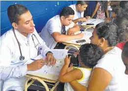  ??  ?? Con medicinas. Los atendidos por los médicos recibieron medicinas acorde con sus dolencias. Predominar­on las consultas por enfermedad­es respirator­ias.