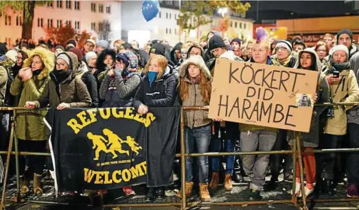  ?? Foto: Tino Zippel ?? Gegen den Aufmarsch von Thügida in Jena protestier­ten die Menschen auch am Spittelpla­tz.