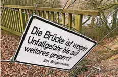  ?? RP-FOTO (ARCHIV): O. BURWIG ?? Seit Jahren aus Sicherheit­sgründen gesperrt: die marode Fußgängerb­rücke am Latumer See.