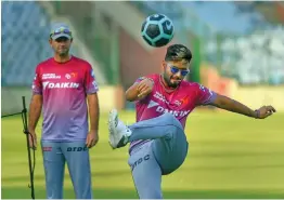  ?? — PTI ?? Delhi Daredevils’ batsman Rishabh Pant and coach Ricky Ponting during a practice session in New Delhi on Friday.