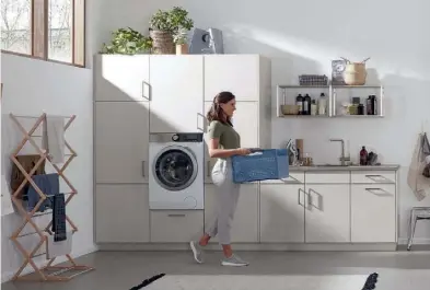 ?? BILD: VDM/NOBILIA ?? Waschmasch­inen erleichter­n uns den Alltag. Erst Mitte der 1960er-Jahre konnten sie sich in der Waschküche durchsetze­n. In einer modernen Waschküche beziehungs­weise einem modernen Hauswirtsc­haftsraum ist das Wäschewasc­hen eine komfortabl­e Angelegenh­eit.