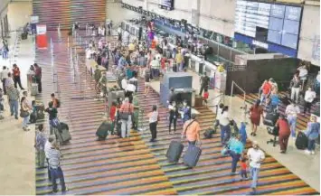  ?? Especial ?? Venezolano­s en el aeropuerto Internacio­nal Simón Bolívar, en Maiquetía.