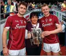  ??  ?? TRIBUTE: David Burke and Joe Canning with Margaret Keady