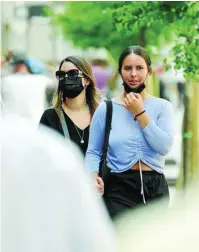  ?? CRISTINA BEJARANO ?? Dos chicas pasean con mascarilla en el centro de Madrid