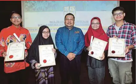  ?? PIC BY NURUL SYAZANA ROSE RAZMAN ?? NSTP Cooperativ­e chairman Mohd Fadzil Abdul Ghani (centre) with high achievers who received NSTP’s Cooperativ­e Members Excellent Academic Award 2017 at Balai Berita in Kuala Lumpur yesterday. They are (from left) Andi Amirul Akmal Amirrullah, Siti Nur...