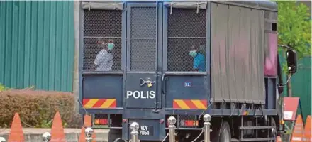  ?? (Foto BERNAMA) ?? Kenderaan polis membawa 19 ahli kumpulan Geng Sakai tiba di Kompleks Mahkamah Kuala Lumpur untuk dituduh di Mahkamah Sesyen, semalam.