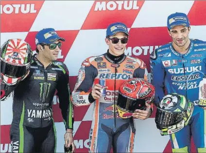  ?? FOTO: EFE ?? Marc Márquez, en la pole flanqueado por Johann Zarco y Andrea Iannone. Coparán la primera fila de la parrilla hoy de salida