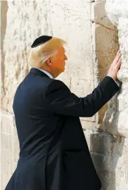  ?? PHOTO D’ARCHIVES, AFP ?? Le 22 mai, Donald Trump est devenu le premier président américain en exercice à se recueillir devant le mur des Lamentatio­ns.