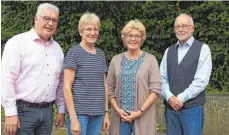  ?? FOTO: OTTO-HAHN-GYMNASIUM ?? OHG-Schulleite­r Georg Schwarz hat zum Schuljahre­sende die Kollegen Luzia Geissler, Ulla Geiger und Prof. Matthias Kremer (von links) verabschie­det.