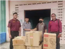  ?? ?? Jofri (second right) during the handing over of donations to the head of Kampung Wireless who received it on behalf of the fire victims.