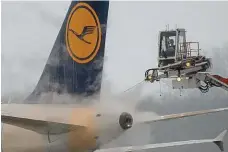  ?? FOTO ČTK/AP ?? Do vzduchu až po očištění. Letadlo společnost­i Lufthansa prochází odmrazovac­í procedurou na letišti v Mnichově. Spoje nabíraly velká zpoždění.