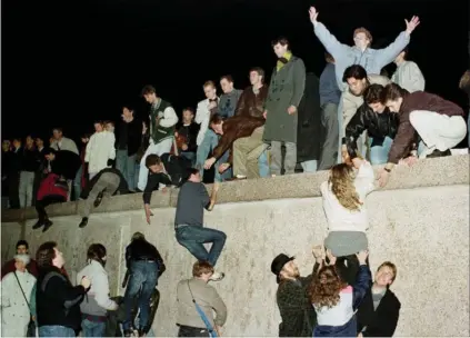  ??  ?? Den 9. november 1989 blev graensen mellem Øst- og Vestberlin åbnet, og Muren faldt. Arkivfoto: Stringer/Ritzau Scanpix