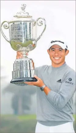  ??  ?? Morikawa sostiene sonriente el trofeo Wanamaker en Harding Park.