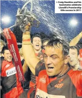  ??  ?? &gt; Craig Hawkins and his teammates celebrate Llanelli’s Premiershi­p title success in 2011