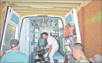  ??  ?? Un enfermero del hospital de Concepción baja en una camilla al teniente de Infantería Rodrigo Fernando Brítez, quien resultó lesionado en una refriega con el grupo criminal.