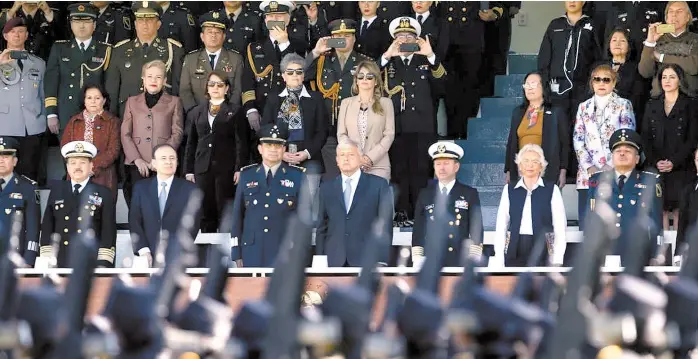  ?? HÉCTOR TÉLLEZ ?? Durante su primer acto oficial en la ceremonia de salutación en el Campo Marte, el mandatario federal fue reconocido como comandante supremo.