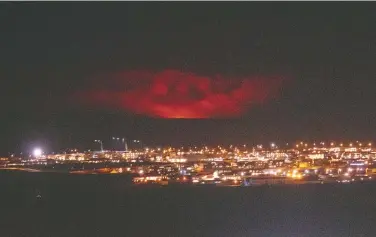  ?? /REUTERS ?? La capital de Islandia se iluminó de rojo por los ríos de lava desatados por un sismo