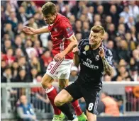  ?? AFP PHOTO ?? ISTIRAHAT DULU: Thomas Mueller (kiri) dan Toni Kroos berduel di leg pertama perempat final Liga Champions. Keduanya absen di Piala Konfederas­i 2017.