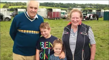  ??  ?? Norman and Violet Jackson with their grandchild­ren, Ross and Faye Warren.