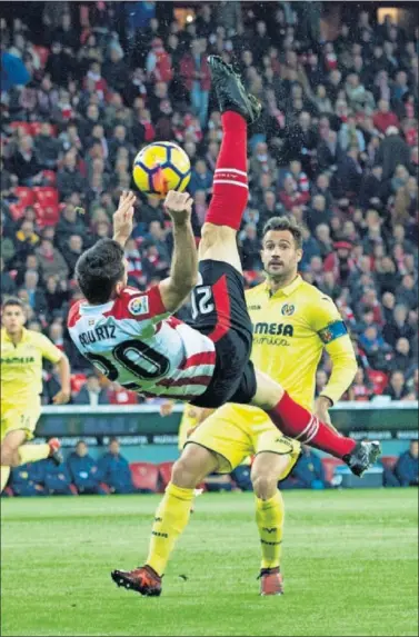  ??  ?? ACROBÁTICO. Aduriz trata de rematar una chilena que podría haber supuesto el 2-1.