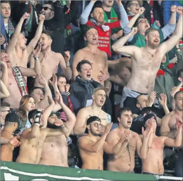  ??  ?? HINCHADA. Los hinchas del Lokomotiv de Moscú, en un partido del conjunto ruso.