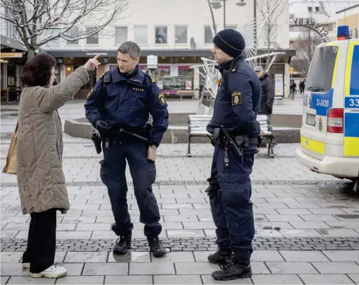  ?? FOTO: GUSTAV MÅRTENSSON ?? Gör nåGot. Invånare i Rinkeby uppmanar polisen till hårdare tag mot dem som ställer till med problem.