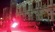  ??  ?? Vessillo e striscioni Palazzo Trissio e la piazza (Foto Parisotto)