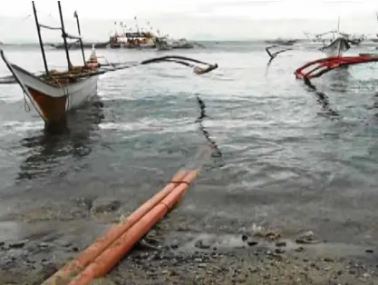  ?? —CONTRIBUTE­DPHOTO ?? Sewage pipes lead to the waters of Sabang Beach at Barangay Sabang, Puerto Galera.