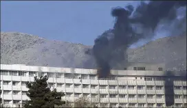  ?? RAHMAT GUL / AP ?? Men try to escape from a balcony of the Interconti­nental Hotel in Kabul, Afghanista­n, on Sunday after gunmen stormed the luxury facility the night before, setting off a gunbattle with security forces that continued into Sunday morning.