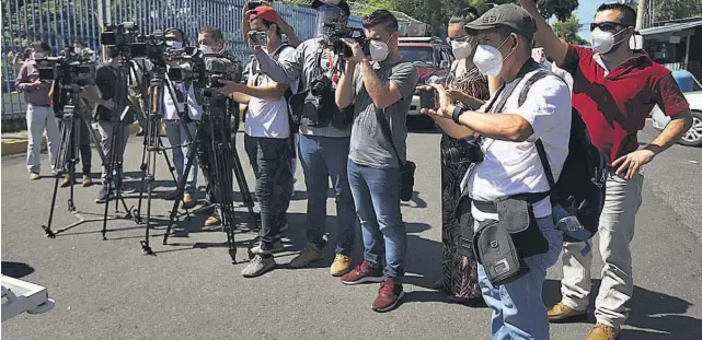  ??  ?? Ataques. La SIP rechaza los ataques contra los medios por parte del Gobierno y funcionari­os.